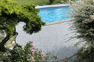 Moquette de pierre autour d'une piscine